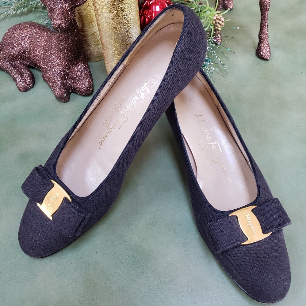 Salvatore Ferragamo classic heel sz 8AA dark blue